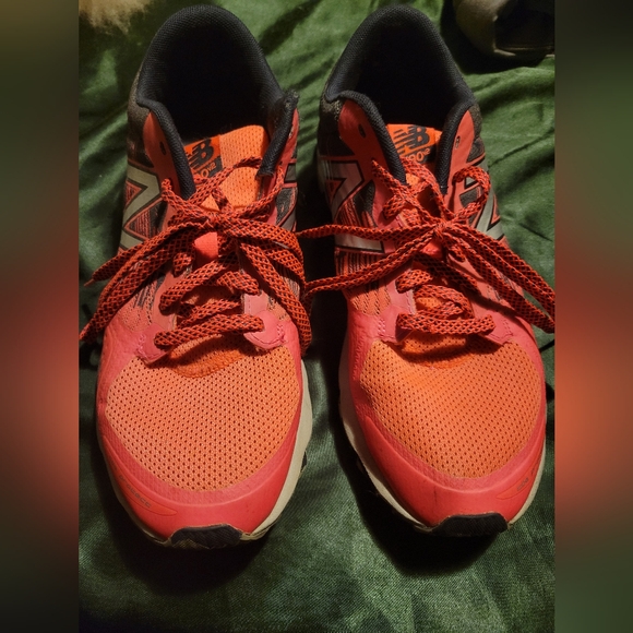 New Balance 7.5 Women's 690V2 Running Shoes - Picture 2 of 3